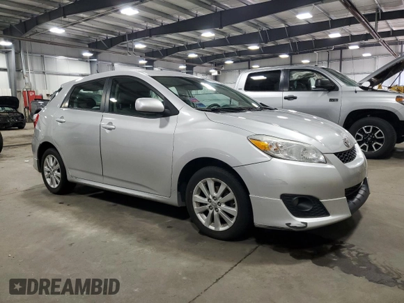 2010 Toyota Matrix z VIN 2T1KU4EE0AC309208, wystawiony jako Copart lot #53392535 z przebiegiem 98 773 mil mil oraz Czysty tytuł • Clean title. Historia ofert i sprzedaży dostępna na DreamBid. Obrazek 4.
