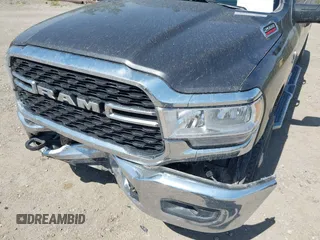 2024 Ram 2500 Big Horn z VIN 3C6UR5DLXRG296301, wystawiony jako IAAI lot #42496302 z przebiegiem 47 626 mil mil oraz . Historia ofert i sprzedaży dostępna na DreamBid. Obrazek 22.