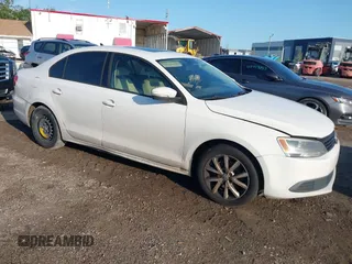 2011 Volkswagen Jetta SE z VIN 3VWDX7AJ8BM338501, wystawiony jako IAAI lot #42401341 z przebiegiem 247 779 mil mil oraz . Historia ofert i sprzedaży dostępna na DreamBid. Obrazek 1.