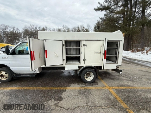 2019 Ford Econoline Commercial z VIN 1FDXE4FS8KDC19277, wystawiony jako Copart lot #47322355 z przebiegiem 142 487 mil mil oraz Tytuł czysty. Historia ofert i sprzedaży dostępna na DreamBid. Obrazek 5.
