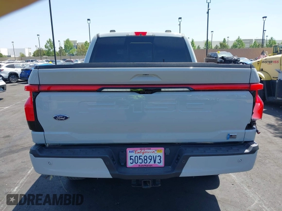 2023 Ford F-150 Lightning Pro z VIN 1FTVW1EL3PWG20829, wystawiony jako IAAI lot #42357162 z przebiegiem 52 553 mil mil oraz . Historia ofert i sprzedaży dostępna na DreamBid. Obrazek 17.