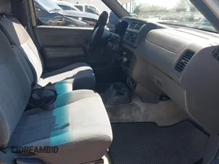 1999 Nissan Frontier XE z VIN 1N6DD26S4XC337030, wystawiony jako IAAI lot #41683250 z przebiegiem 143 765 mil mil oraz . Historia ofert i sprzedaży dostępna na DreamBid. Obrazek 5.