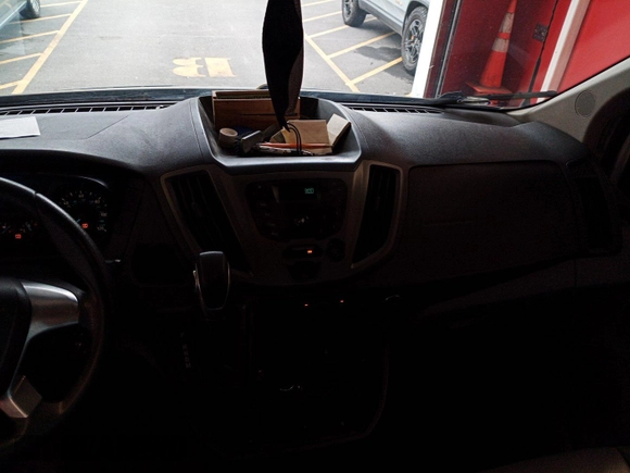 2016 Ford Transit Cargo z VIN 1FTYE1YM3GKB15532, wystawiony jako IAAI lot #42788480 z przebiegiem 64 600 mil mil oraz . Historia ofert i sprzedaży dostępna na DreamBid. Obrazek 1.