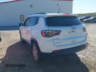 2022 Jeep Compass Latitude z VIN 3C4NJDBB2NT236443, wystawiony jako IAAI lot #42030411 z przebiegiem 57 223 mil mil oraz . Historia ofert i sprzedaży dostępna na DreamBid. Obrazek 3.