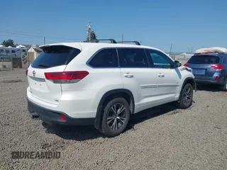 2018 Toyota Highlander LE с VIN 5TDBZRFH4JS907963, выставлен на аукционе IAAI как лот 42160263 с пробегом 42 074 миль миль и . История ставок и продаж доступна на DreamBid. Изображение 4.