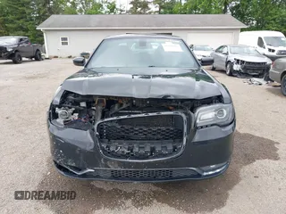 2015 Chrysler 300 S z VIN 2C3CCAGG1FH923044, wystawiony jako IAAI lot #42284945 z przebiegiem 132 681 mil mil oraz . Historia ofert i sprzedaży dostępna na DreamBid. Obrazek 12.