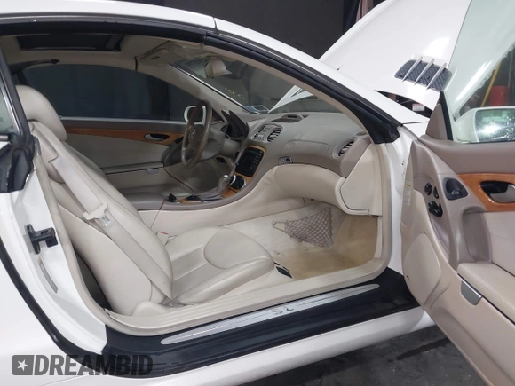 2004 Mercedes-Benz SL 500 z VIN WDBSK75F74F072792, wystawiony jako IAAI lot #42415790 z przebiegiem 66 100 mil mil oraz . Historia ofert i sprzedaży dostępna na DreamBid. Obrazek 5.