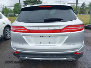 2017 Lincoln MKC Reserve z VIN 5LMCJ3D90HUL70673, wystawiony jako IAAI lot #42254648 z przebiegiem 100 465 mil mil oraz . Historia ofert i sprzedaży dostępna na DreamBid. Obrazek 17.