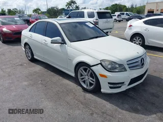 2012 Mercedes-Benz C 250 Sport z VIN WDDGF4HB3CA638628, wystawiony jako IAAI lot #42390382 z przebiegiem 129 822 mil mil oraz . Historia ofert i sprzedaży dostępna na DreamBid. Obrazek 1.