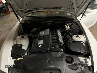 2008 BMW Z4 3.0i z VIN 4USBU33588LW73838, wystawiony jako Copart lot #59191345 z przebiegiem 44 301 mil mil oraz Czysty tytuł • Clean title. Historia ofert i sprzedaży dostępna na DreamBid. Obrazek 7.