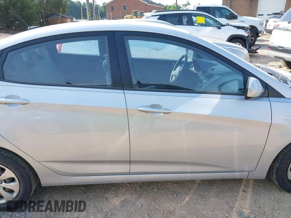2016 Hyundai Accent SE z VIN KMHCT4AE9GU973351, wystawiony jako IAAI lot #42281546 z przebiegiem 111 130 mil mil oraz . Historia ofert i sprzedaży dostępna na DreamBid. Obrazek 13.