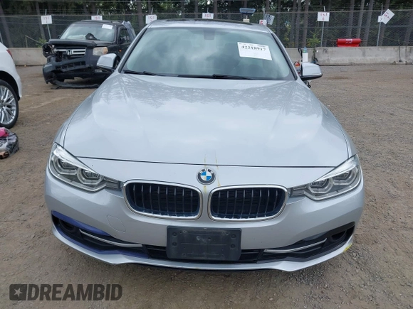 2017 BMW 3 Series 320i xDrive с VIN WBA8A3C36HK692592, выставлен на аукционе IAAI как лот 42218917 с пробегом 72 344 миль миль и . История ставок и продаж доступна на DreamBid. Изображение 12.