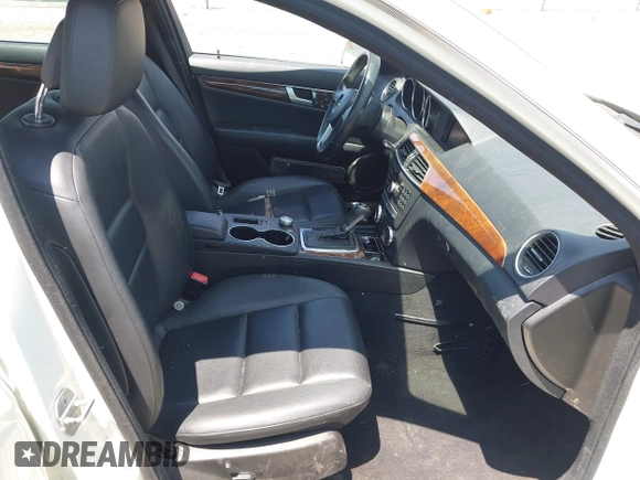 2012 Mercedes-Benz C 300 Sport z VIN WDDGF8BB9CR195595, wystawiony jako IAAI lot #42733339 z przebiegiem 221 125 mil mil oraz . Historia ofert i sprzedaży dostępna na DreamBid. Obrazek 5.