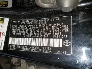 2022 Toyota Camry SE z VIN 4T1G11AK9NU057987, wystawiony jako Copart lot #56749015 z przebiegiem 85 171 mil mil oraz Czysty tytuł • Clean title. Historia ofert i sprzedaży dostępna na DreamBid. Obrazek 12.