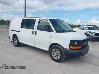 2013 Chevrolet Express Cargo z VIN 1GCSGAFX1D1178983, wystawiony jako IAAI lot #42161794 z przebiegiem 203 985 mil mil oraz . Historia ofert i sprzedaży dostępna na DreamBid. Obrazek 1.