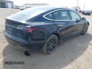 2018 Tesla Model 3 Long Range Battery z VIN 5YJ3E1EB2JF103096, wystawiony jako IAAI lot #42016324 z przebiegiem 143 247 mil mil oraz . Historia ofert i sprzedaży dostępna na DreamBid. Obrazek 4.