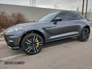 2023 Aston Martin DBX 707 z VIN SD7VUJBW8PTV08579, wystawiony jako Copart lot #45496975 z przebiegiem 10 769 mil mil oraz Szkody całkowita. Historia ofert i sprzedaży dostępna na DreamBid. Obrazek 1.
