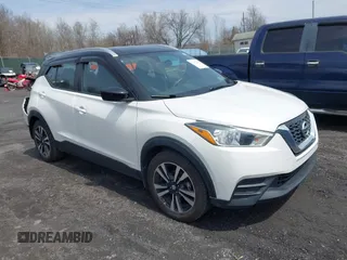2019 Nissan Kicks SV z VIN 3N1CP5CU1KL496388, wystawiony jako IAAI lot #42032564 z przebiegiem 73 258 mil mil oraz . Historia ofert i sprzedaży dostępna na DreamBid. Obrazek 1.