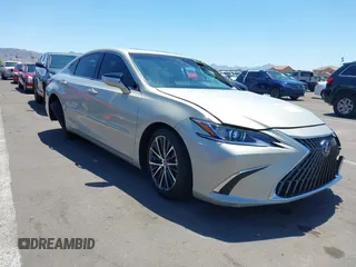 2022 Lexus ES 300h z VIN 58ADA1C13NU019137, wystawiony jako IAAI lot #42232156 z przebiegiem 5 533 mil mil oraz . Historia ofert i sprzedaży dostępna na DreamBid. Obrazek 1.