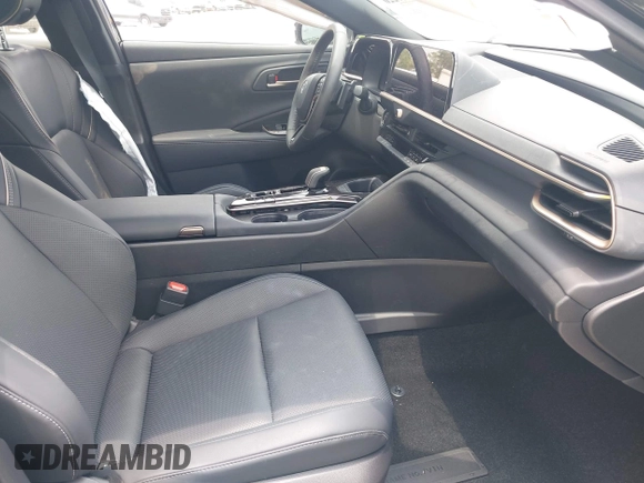 2025 Toyota Crown XLE z VIN JTDACAAJ1S3007128, wystawiony jako IAAI lot #42217220 z przebiegiem 2016 mil mil oraz . Historia ofert i sprzedaży dostępna na DreamBid. Obrazek 5.