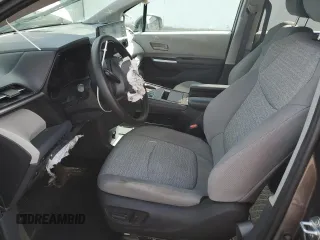 2022 Toyota Sienna LE z VIN 5TDKSKFC6NS063429, wystawiony jako Copart lot #54986965 z przebiegiem Nie podano mil oraz Szkody całkowita. Historia ofert i sprzedaży dostępna na DreamBid. Obrazek 7.