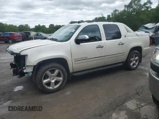 2013 Chevrolet Avalanche LTZ z VIN 3GNTKGE77DG277811, wystawiony jako Copart lot #58436905 z przebiegiem 126 603 mil mil oraz Szkoda całkowita • Salvage title. Historia ofert i sprzedaży dostępna na DreamBid. Obrazek 1.