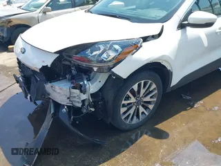 2020 Ford Escape Titanium z VIN 1FMCU9J90LUA39747, wystawiony jako IAAI lot #42369890 z przebiegiem 31 425 mil mil oraz . Historia ofert i sprzedaży dostępna na DreamBid. Obrazek 6.
