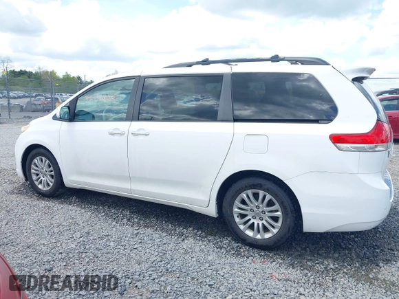 2011 Toyota Sienna XLE AAS z VIN 5TDYK3DC6BS172939, wystawiony jako IAAI lot #42111002 z przebiegiem 172 160 mil mil oraz . Historia ofert i sprzedaży dostępna na DreamBid. Obrazek 15.