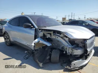2022 Ford Mustang Mach-E Premium z VIN 3FMTK3R70NMA26901, wystawiony jako Copart lot #58850845 z przebiegiem 24 837 mil mil oraz Szkoda całkowita • Salvage title. Historia ofert i sprzedaży dostępna na DreamBid. Obrazek 4.