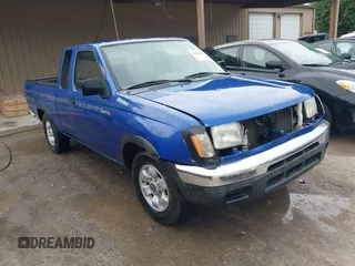 1998 Nissan Frontier XE z VIN 1N6DD26S7WC383868, wystawiony jako IAAI lot #42283359 z przebiegiem 98 295 mil mil oraz . Historia ofert i sprzedaży dostępna na DreamBid. Obrazek 1.