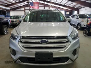 2018 Ford Escape SE z VIN 1FMCU9GD9JUA77812, wystawiony jako Copart lot #57847175 z przebiegiem 106 898 mil mil oraz Czysty tytuł • Clean title. Historia ofert i sprzedaży dostępna na DreamBid. Obrazek 5.