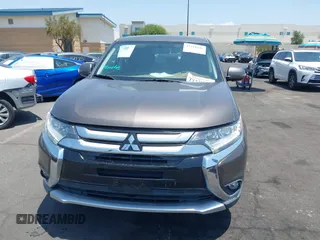 2017 Mitsubishi Outlander SE z VIN JA4AD3A32HZ040522, wystawiony jako IAAI lot #42444446 z przebiegiem 62 842 mil mil oraz . Historia ofert i sprzedaży dostępna na DreamBid. Obrazek 12.