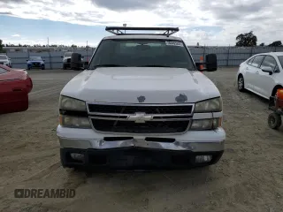 2006 Chevrolet Silverado 1500HD LT2 z VIN 1GCGK13U46F127367, wystawiony jako Copart lot #76842544 z przebiegiem 228 462 mil mil oraz Czysty tytuł • Clean title. Historia ofert i sprzedaży dostępna na DreamBid. Obrazek 5.