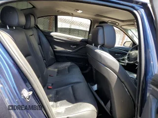 2012 BMW 5 Series 528i z VIN WBAXG5C51CDX06029, wystawiony jako Copart lot #56512415 z przebiegiem 126 307 mil mil oraz Czysty tytuł • Clean title. Historia ofert i sprzedaży dostępna na DreamBid. Obrazek 10.
