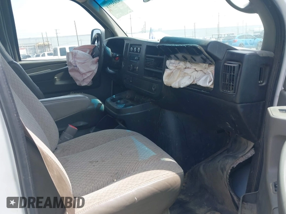 2014 GMC Savana Cargo z VIN 1GTW7FCA2E1903829, wystawiony jako IAAI lot #42432718 z przebiegiem 133 981 mil mil oraz . Historia ofert i sprzedaży dostępna na DreamBid. Obrazek 5.
