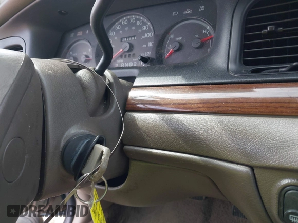2003 Ford Crown Victoria LX z VIN 2FAFP74WX3X184730, wystawiony jako IAAI lot #42264132 z przebiegiem 297 561 mil mil oraz . Historia ofert i sprzedaży dostępna na DreamBid. Obrazek 11.