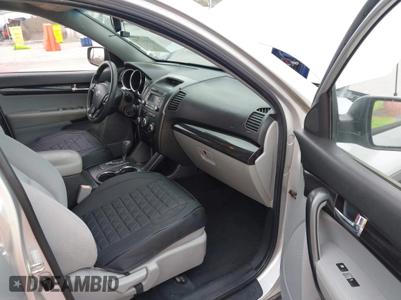 2011 Kia Sorento LX with VIN 5XYKT4A29BG066860, listed as a IAAI auction lot 41931751 with 191,240 mi miles. Bid and sale history available at carsss.com. Image 5.