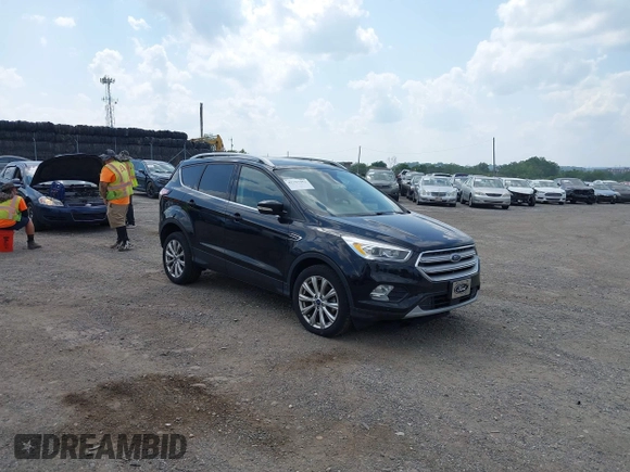 2018 Ford Escape Titanium z VIN 1FMCU9J9XJUB66275, wystawiony jako IAAI lot #42757952 z przebiegiem 97 629 mil mil oraz . Historia ofert i sprzedaży dostępna na DreamBid. Obrazek 1.