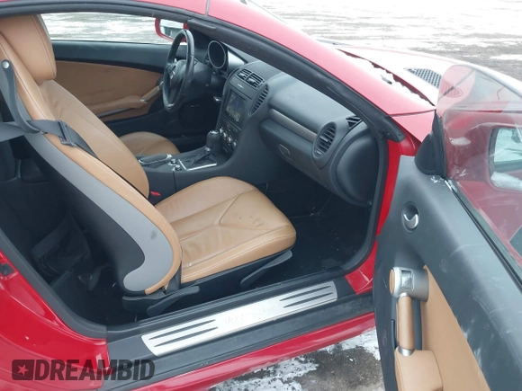 2011 Mercedes-Benz SLK 300 с VIN WDBWK5EA5BF235754, выставлен на аукционе IAAI как лот 41315732 с пробегом 105 347 миль миль и . История ставок и продаж доступна на DreamBid. Изображение 5.