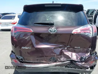 2018 Toyota RAV4 XLE z VIN 2T3WFREV2JW468231, wystawiony jako IAAI lot #42288978 z przebiegiem 109 779 mil mil oraz . Historia ofert i sprzedaży dostępna na DreamBid. Obrazek 17.
