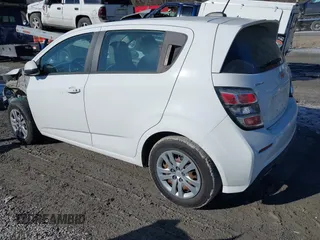 2020 Chevrolet Sonic LT z VIN 1G1JG6SB6L4110185, wystawiony jako IAAI lot #41351600 z przebiegiem 68 813 mil mil oraz . Historia ofert i sprzedaży dostępna na DreamBid. Obrazek 3.