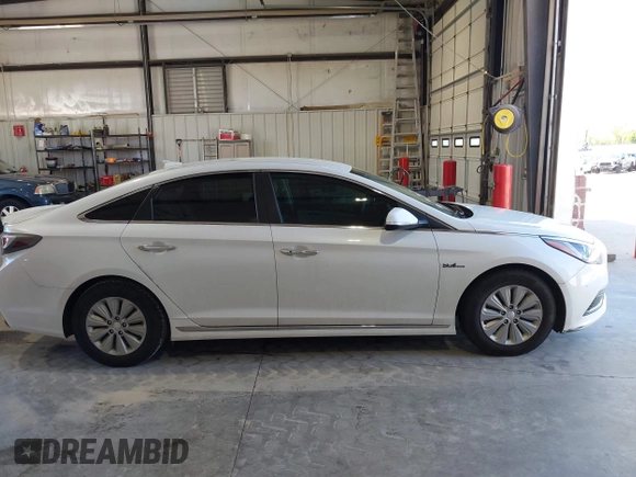 2016 Hyundai Sonata Hybrid SE with VIN KMHE24L15GA009241, listed as a IAAI auction lot 42083395 with 127,068 mi miles. Bid and sale history available at carsss.com. Image 13.