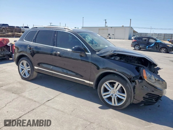 2013 Volkswagen Touareg Exec z VIN WVGEF9BPXDD007602, wystawiony jako Copart lot #50031785 z przebiegiem 93 859 mil mil oraz Szkody całkowita. Historia ofert i sprzedaży dostępna na DreamBid. Obrazek 4.