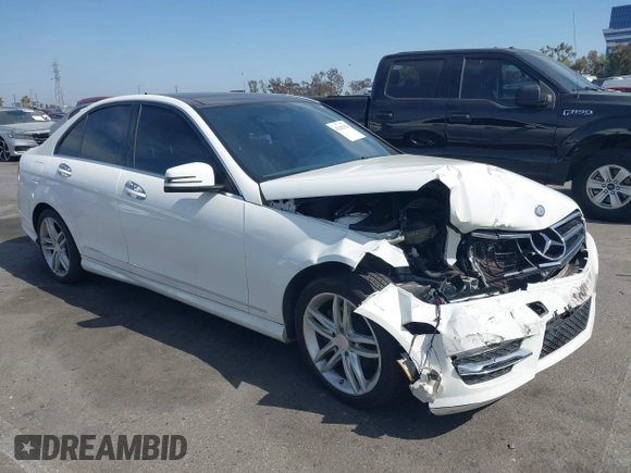 2014 Mercedes-Benz C 250 Sport z VIN WDDGF4HB0EG162208, wystawiony jako IAAI lot #42282529 z przebiegiem 91 399 mil mil oraz . Historia ofert i sprzedaży dostępna na DreamBid. Obrazek 1.