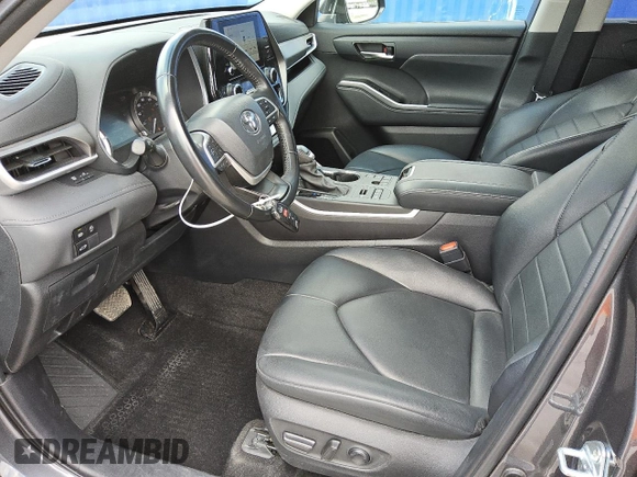 2024 Toyota Highlander LE z VIN 5TDKDRBH2RS553666, wystawiony jako Copart lot #57512875 z przebiegiem 44 772 mil mil oraz Czysty tytuł • Clean title. Historia ofert i sprzedaży dostępna na DreamBid. Obrazek 7.