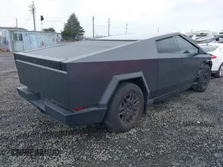 2024 Tesla Cybertruck z VIN 7G2CEHED0RA043898, wystawiony jako IAAI lot #41828143 z przebiegiem 8285 mil mil oraz . Historia ofert i sprzedaży dostępna na DreamBid. Obrazek 4.