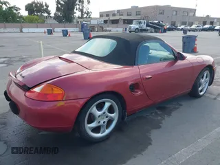 2002 Porsche Boxster z VIN WP0CA29842U621669, wystawiony jako IAAI lot #42218784 z przebiegiem 109 578 mil mil oraz . Historia ofert i sprzedaży dostępna na DreamBid. Obrazek 4.