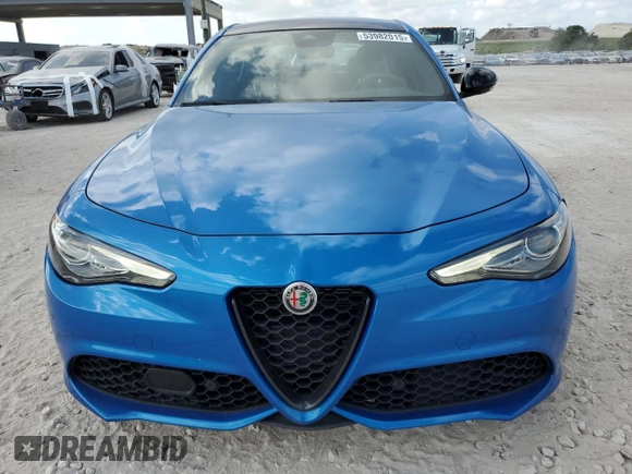 2023 Alfa Romeo Giulia Veloce z VIN ZARFAMBN1P7668694, wystawiony jako Copart lot #53982015 z przebiegiem 12 728 mil mil oraz Szkoda całkowita • Salvage title. Historia ofert i sprzedaży dostępna na DreamBid. Obrazek 5.