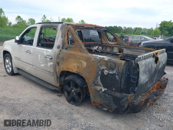 2013 Chevrolet Avalanche LTZ z VIN 3GNTKGE74DG155276, wystawiony jako IAAI lot #42346808 z przebiegiem Nie podano mil oraz . Historia ofert i sprzedaży dostępna na DreamBid. Obrazek 3.