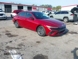 2024 Hyundai Elantra SEL z VIN KMHLM4DG3RU771313, wystawiony jako IAAI lot #42389812 z przebiegiem 11 748 mil mil oraz . Historia ofert i sprzedaży dostępna na DreamBid. Obrazek 1.